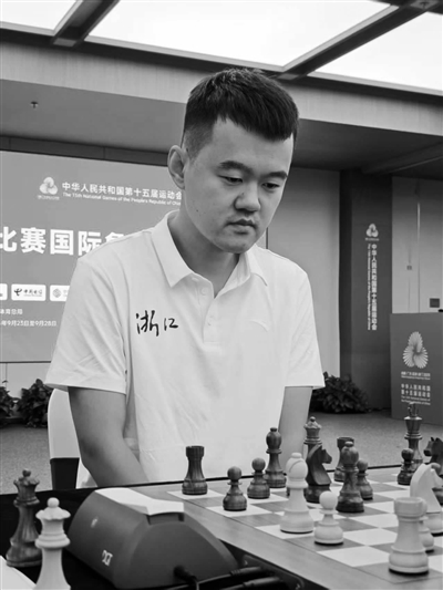 启灯网 世界冠军与年轻棋手同场竞技 丁立人收到香港少年的徽章
